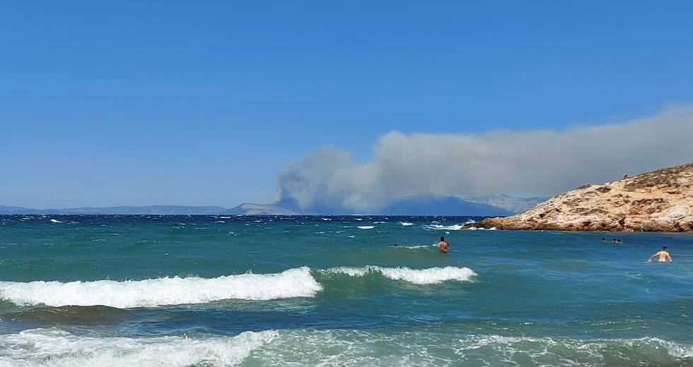 «Φουντώνουν» οι άνεμοι τα πύρινα μέτωπα σε Βαρνάβα, Εύβοια, Ελευσίνα και Βόλο
