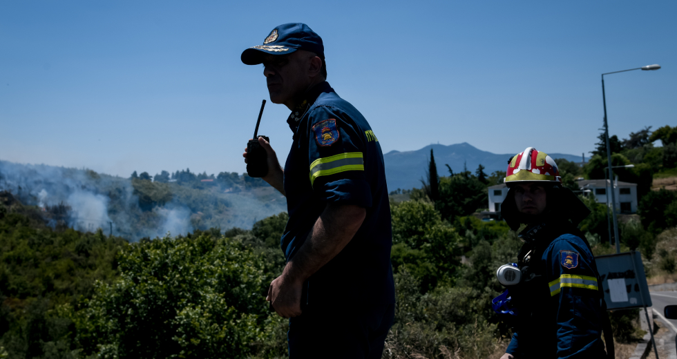Μεγάλη πυρκαγιά στον Βαρνάβα – Μέτωπο και σε Ελευσίνα & Βόλο – Έκλεισαν δρόμοι