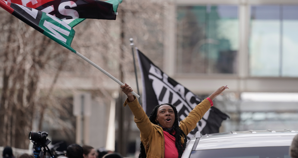 Black Lives Matter: Έκρηξη χαράς μετά την καταδίκη του δολοφόνου του Τζορτζ Φλόιντ