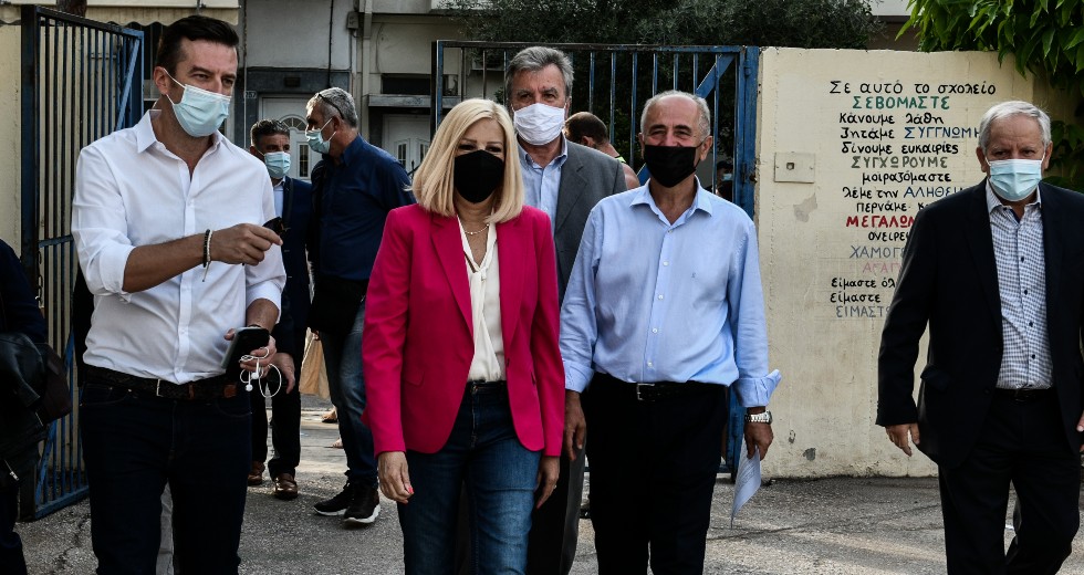Αντιπολίτευση: Ευχές για τη νέα χρονιά, βολές για τις ελλείψεις στα σχολεία