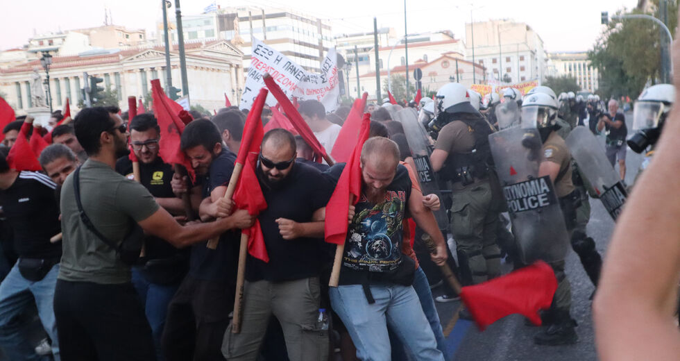 Με χημικά και αύρα για να κόψουν τη φοιτητική ορμή