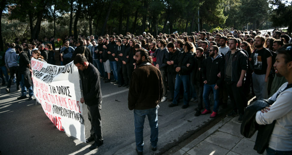 Χημικά κατά φοιτητών έξω από τη σύνοδο πρυτάνεων στο Καβούρι