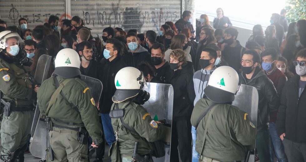 Ο πρύτανης του ΑΠΘ παρέδωσε στα ΜΑΤ τους φοιτητές του