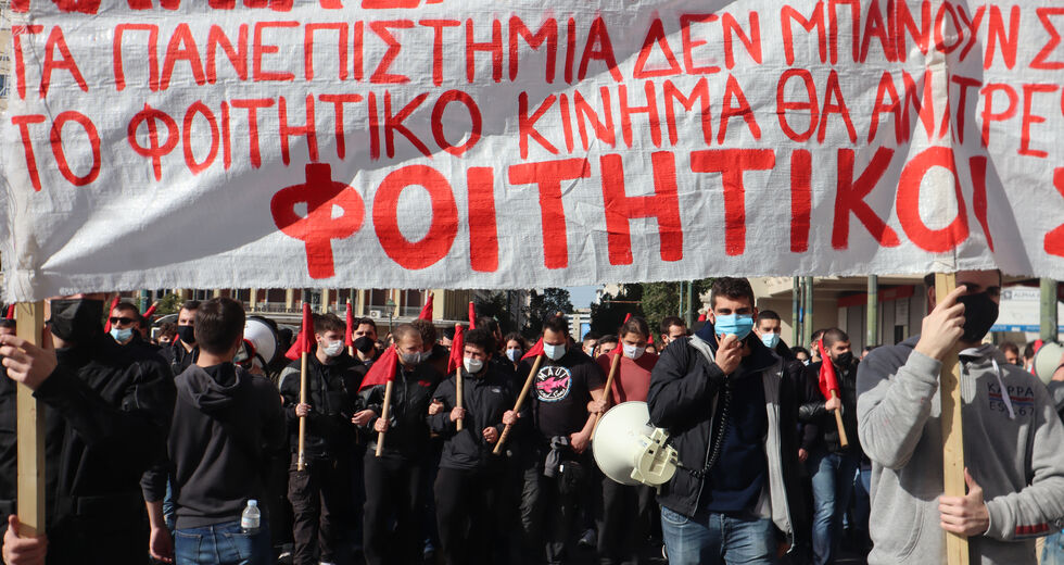 Αγριο ξύλο, συλλήψεις και χημικά στα παιδιά που αντιστέκονται