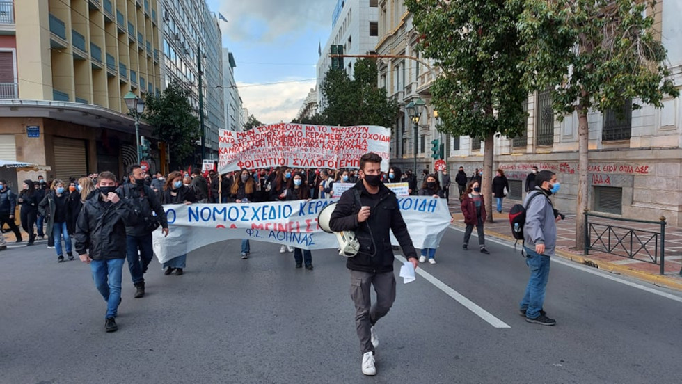 Πλημμύρισαν ξανά την Αθήνα οι φοιτητές κατά του νομοσχεδίου Κεραμέως-Χρυσοχοΐδη
