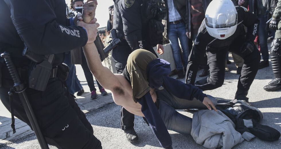 Ο πρύτανης «ψεύδεται»