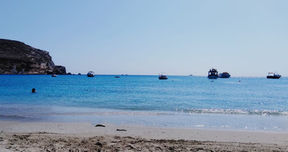 Φολέγανδρος: Το Λιμενικό ρυμουλκεί προς άγνωστο προορισμό ακυβέρνητο σκάφος με 100 πρόσφυγες