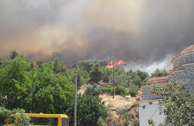 Σε εξέλιξη ανεξέλεγκτη φωτιά στον Καρέα