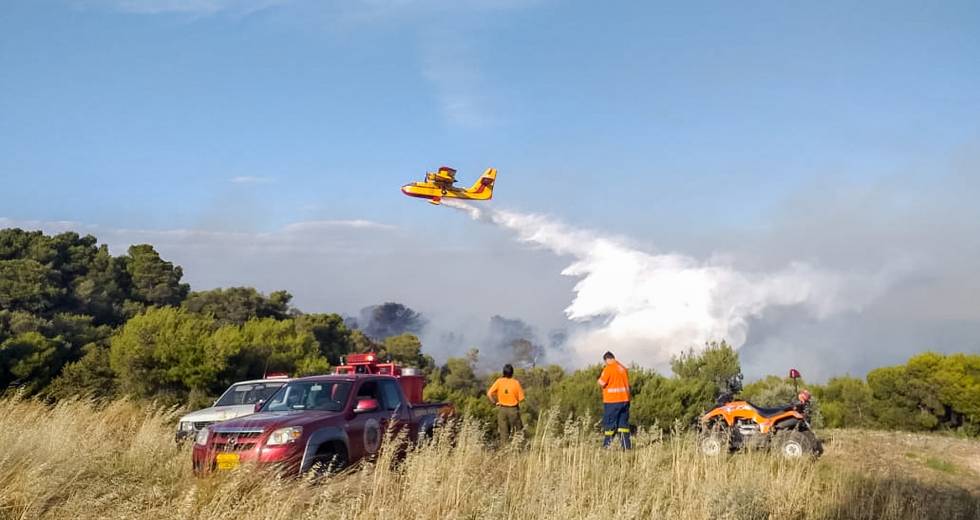 Μεγάλες πυρκαγιές σε Μακρακώμη και Καλαμάκι Κορίνθου