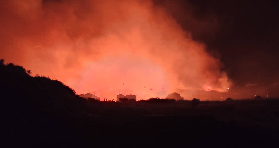 Φωτιά κοντά σε σπίτια στη Σκάλα Κεφαλονιάς