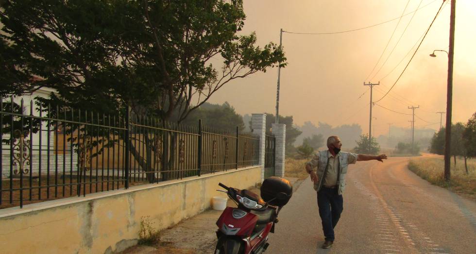 Πύρινη κόλαση στην Κορινθία – Νύχτα αγωνίας για τους κατοίκους