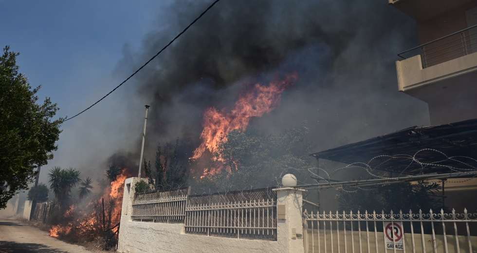 Σπίτια στις φλόγες από τις μεγάλες πυρκαγιές (βίντεο και εικόνες)