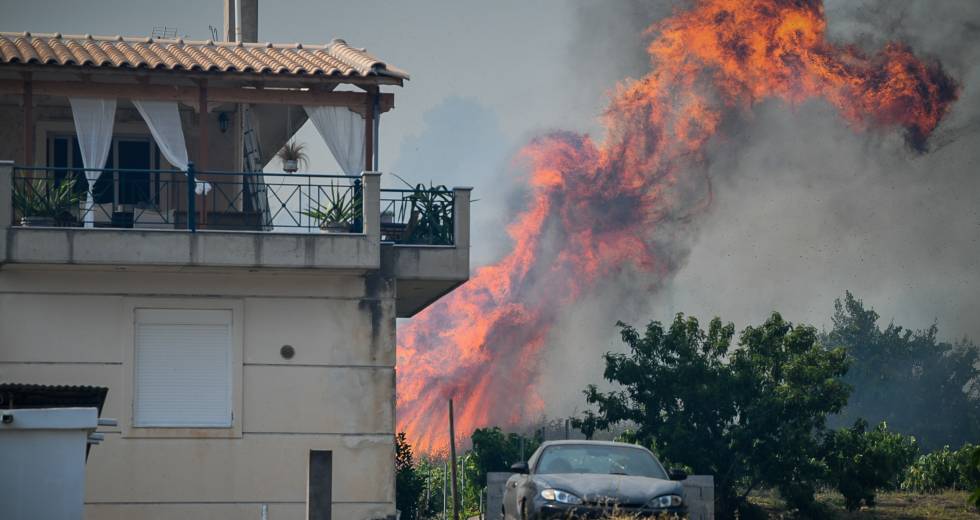 Άλλη μια «πύρινη» νύχτα στη χώρα – Σπίτια στις φλόγες, εκκένωση οικισμών