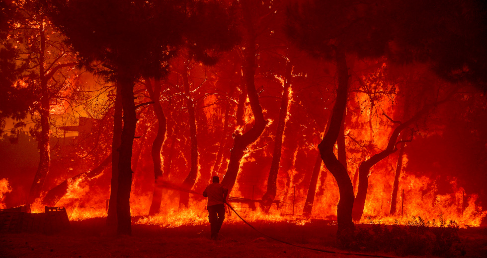 Αγωνία και μάχη μέσα στις φλόγες