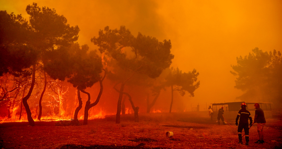 Αγωνία και μάχη μέσα στις φλόγες