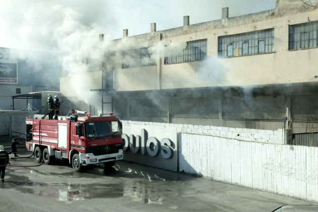 Υπό μερικό έλεγχο η φωτιά σε βιοτεχνία στον Άγιο Ιωάννη Ρέντη