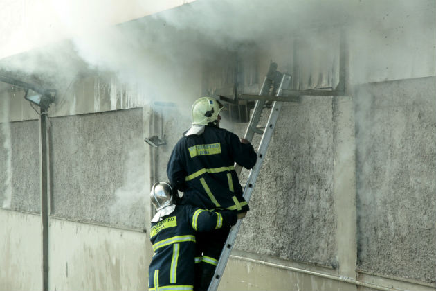 Υπό μερικό έλεγχο η φωτιά σε βιοτεχνία στον Άγιο Ιωάννη Ρέντη
