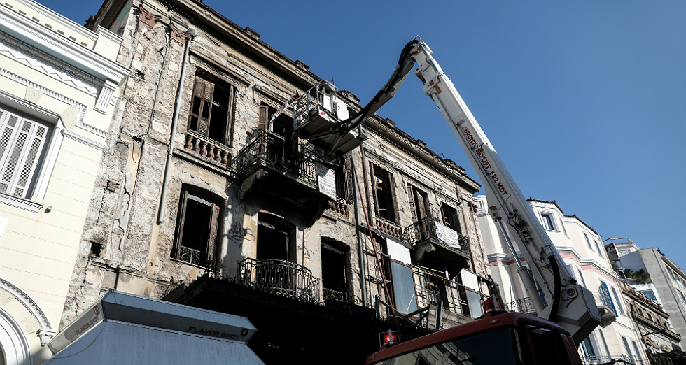 Άστεγος άναψε κεριά για να ζεσταθεί και πήρε φωτιά κτίριο στην Ερμού