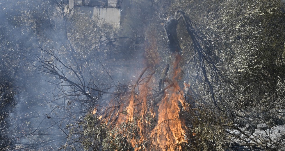 Βελτιωμένη η εικόνα των πυρκαγιών, ανησυχία από την αύξηση έντασης των ανέμων