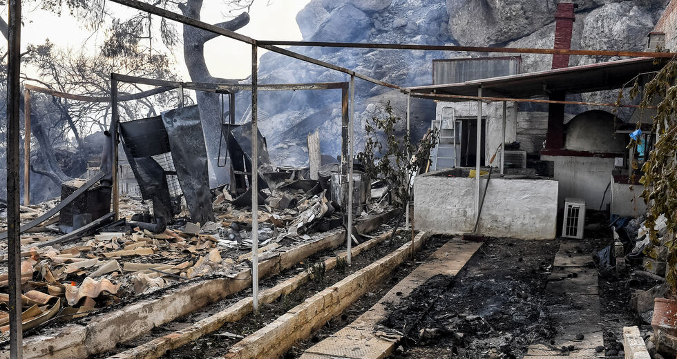 Απροστάτευτοι κι απελπισμένοι στην πύρινη κόλαση του Σχίνου