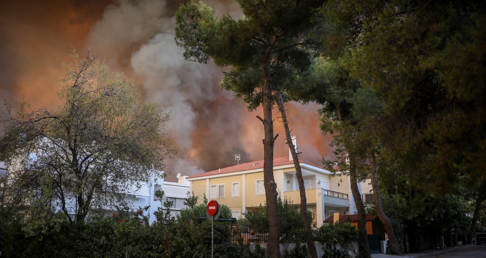Εφιαλτική νύχτα στα πύρινα μέτωπα
