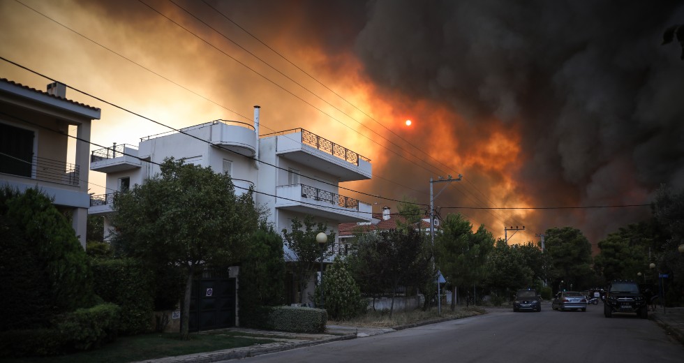 Εφιαλτική νύχτα στα πύρινα μέτωπα