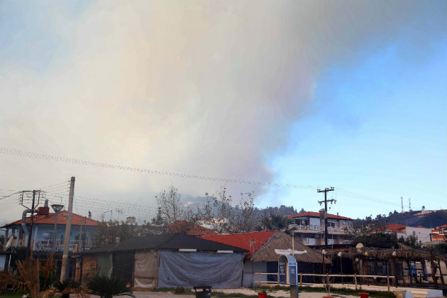 Μάχη με τις φλόγες στη Σιθωνία Χαλκιδικής
