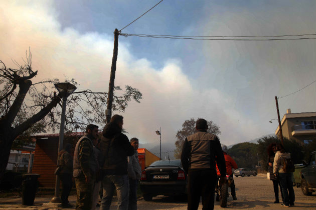 Μάχη με τις φλόγες στη Σιθωνία Χαλκιδικής