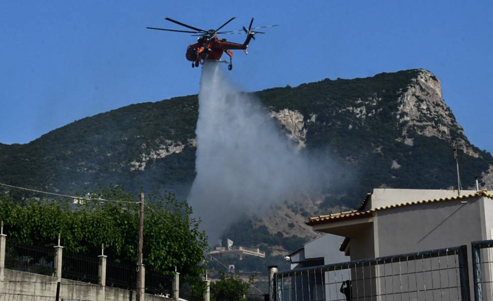 Κάηκαν σπίτια στην Αχαΐα, καλύτερη εικόνα σήμερα στα μέτωπα