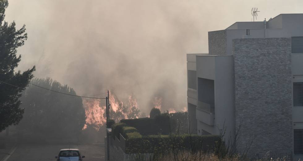 Εικόνες μεγάλης καταστροφής κι υπεράνθρωπης «μάχης» στις φλόγες