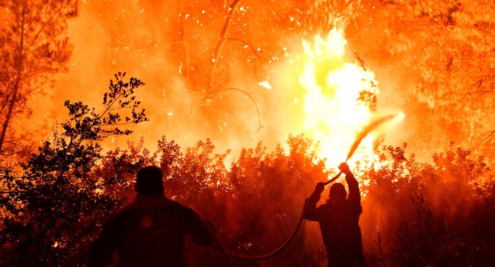 Εκκενώθηκαν οικισμοί και μονές λόγω πύρινης λαίλαπας στην Κορινθία