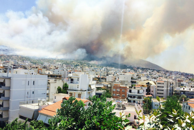 Σε εξέλιξη ανεξέλεγκτη φωτιά στον Καρέα