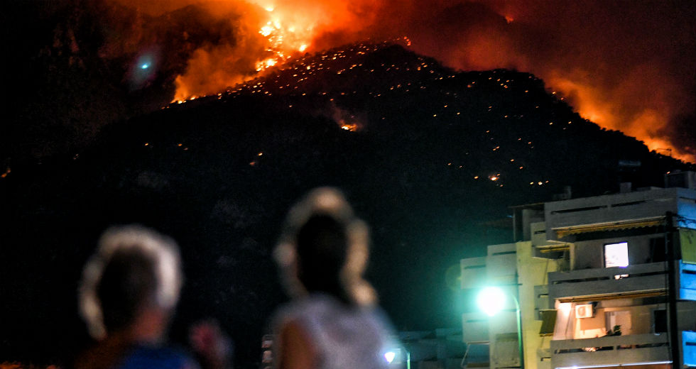 Μάχη για δεύτερη μέρα με τις φλόγες στο Λουτράκι