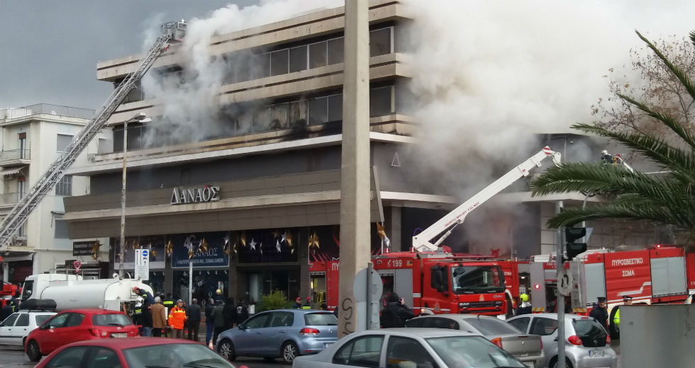 Φωτιά σε αποθήκη πολυκαταστήματος στον Χολαργό
