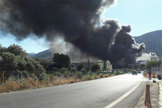 Ολοσχερής καταστροφή από τη φωτιά στο εργοστάσιο στρωμάτων