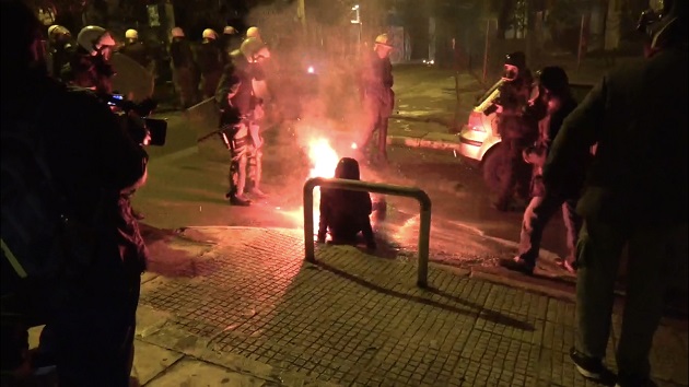 Διασωληνωμένη στην Εντατική από τη δολοφονική φωτοβολίδα