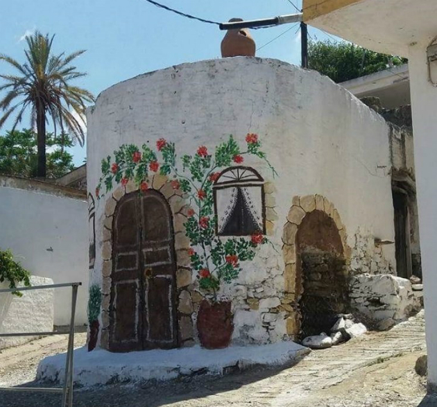 Ζωγραφίζει ερειπωμένα κτίρια σε χωριά του Ηρακλείου