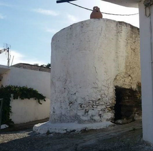 Ζωγραφίζει ερειπωμένα κτίρια σε χωριά του Ηρακλείου