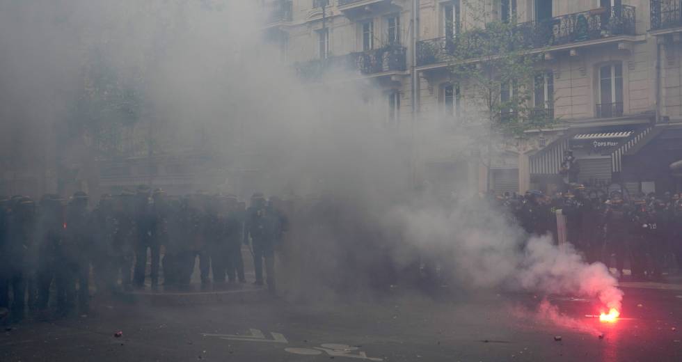 Επεισόδια και δακρυγόνα κατά διαδηλωτών στο Παρίσι και τη Νάντη