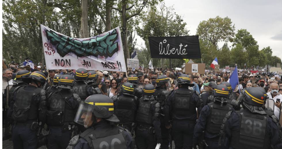 Χιλιάδες Γάλλοι για όγδοο Σάββατο στους δρόμους κατά του πιστοποιητικού υγείας