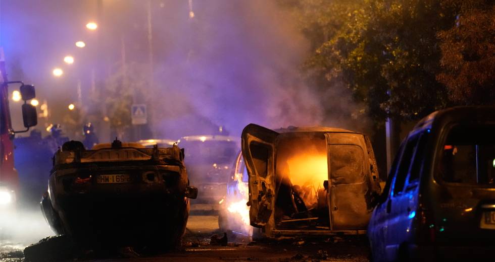 Άγριες καταστάσεις στη Γαλλία και τεθωρακισμένα οχήματα της αστυνομίας στους δρόμους