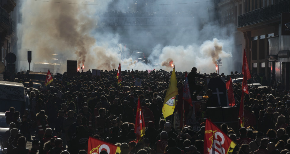 Εκατοντάδες χιλιάδες στους δρόμους της Γαλλίας για τις συντάξεις