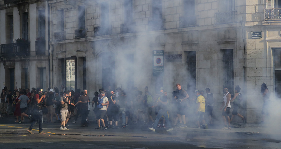 Κανόνια νερού κατά διαδηλωτών στη Γαλλία