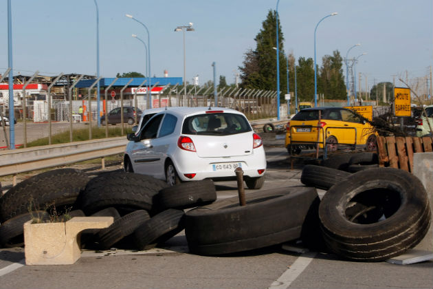 Αστυνομική επέμβαση στα αποκλεισμένα διυλιστήρια