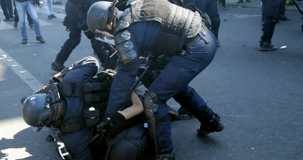 Φωτιές, συγκρούσεις και εκατοντάδες προσαγωγές στο Παρίσι