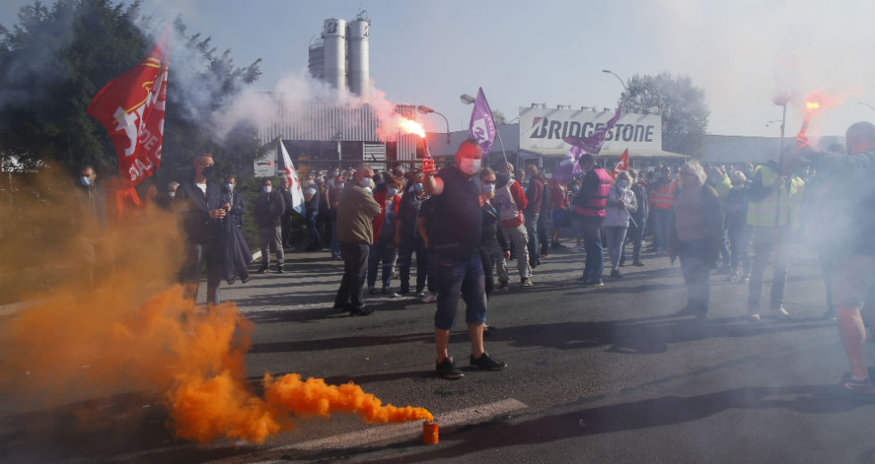 Γαλλία: Χιλιάδες διαδηλωτές κατά των απολύσεων