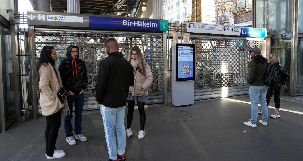 «Πάγωσε» η Γαλλία λόγω γενικής απεργίας