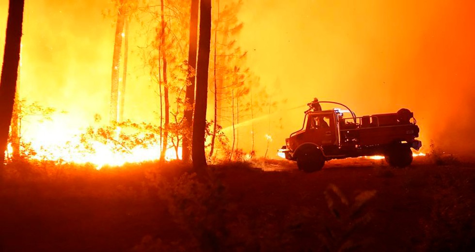 Πυρκαγιά «τέρας» κατακαίει δάσος στη νοτιοδυτική Γαλλία