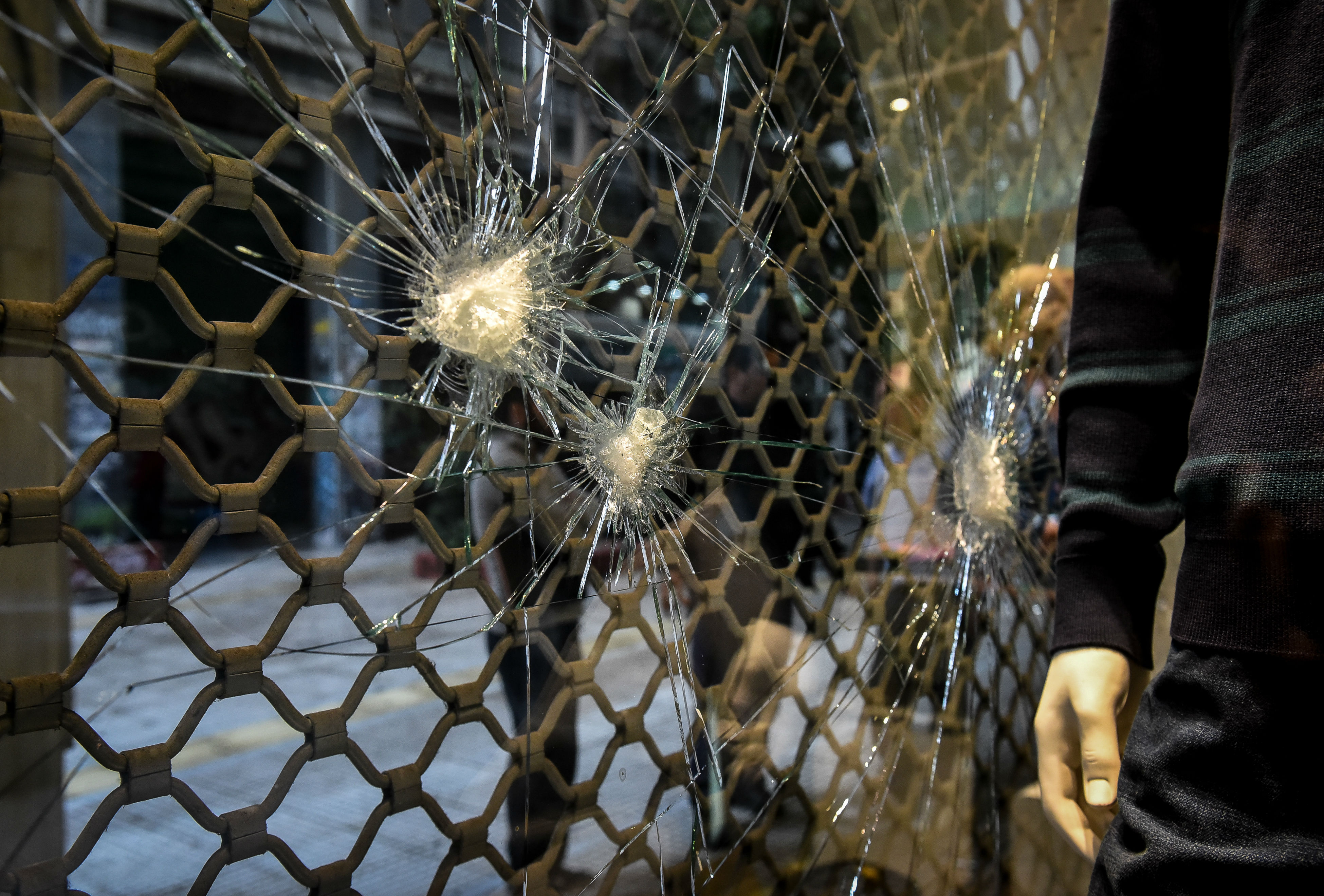 Φθορές σε καταστήματα κοντά στο σημείο που λίντσαραν τον Ζακ