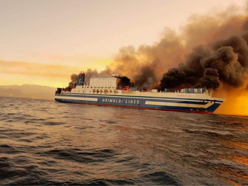 Στην Κέρκυρα μεταφέρονται οι επιβαίνοντες πλοίου που πήρε φωτιά